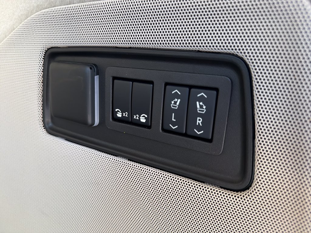 Used 2025 Cadillac Escalade ESV Sport Platinum w/ LPO, Floor Liner Package AWD/4WD image 37