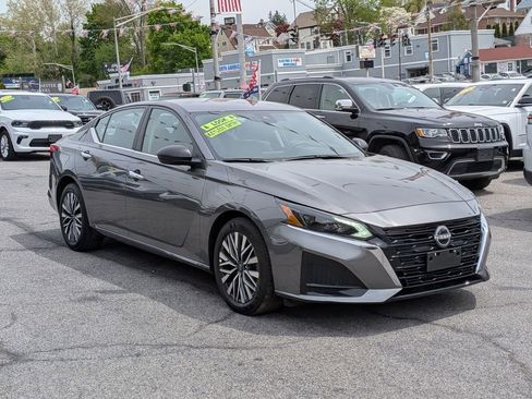 Used 2025 Nissan Altima 2.5 SV FWD image 4