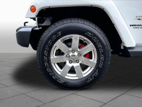 Used 2017 Jeep Wrangler Unlimited Sahara w/ Dual Top Group AWD/4WD image 11
