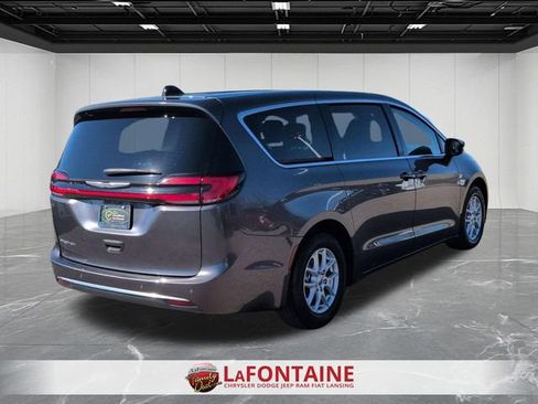 Used 2023 Chrysler Pacifica Touring-L FWD image 5