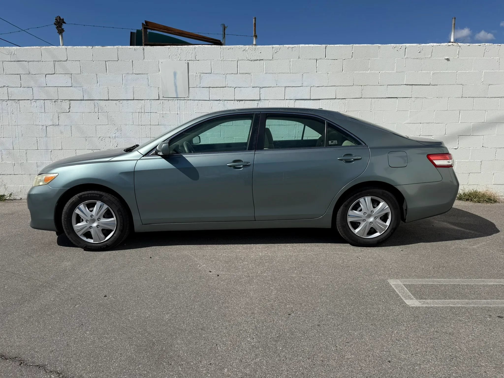 Used 2011 Toyota Camry LE FWD image 12