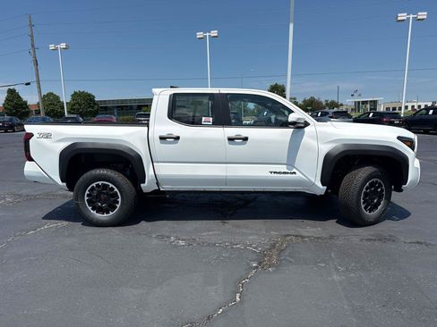 Used 2026 Toyota Tacoma TRD Off-Road w/ TRD Off Road Upgrade Package AWD/4WD image 10