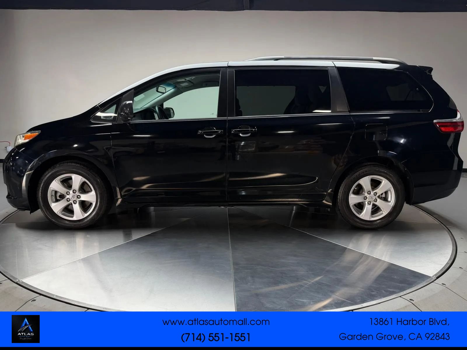 Used 2017 Toyota Sienna LE w/ Preferred Accessory Package FWD image 4