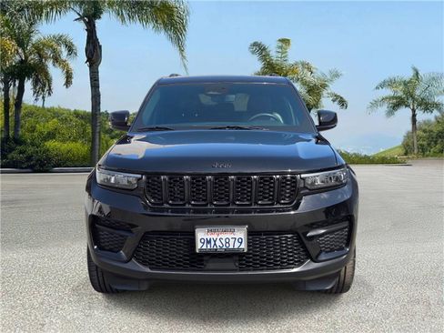 Used 2023 Jeep Grand Cherokee Altitude image 3