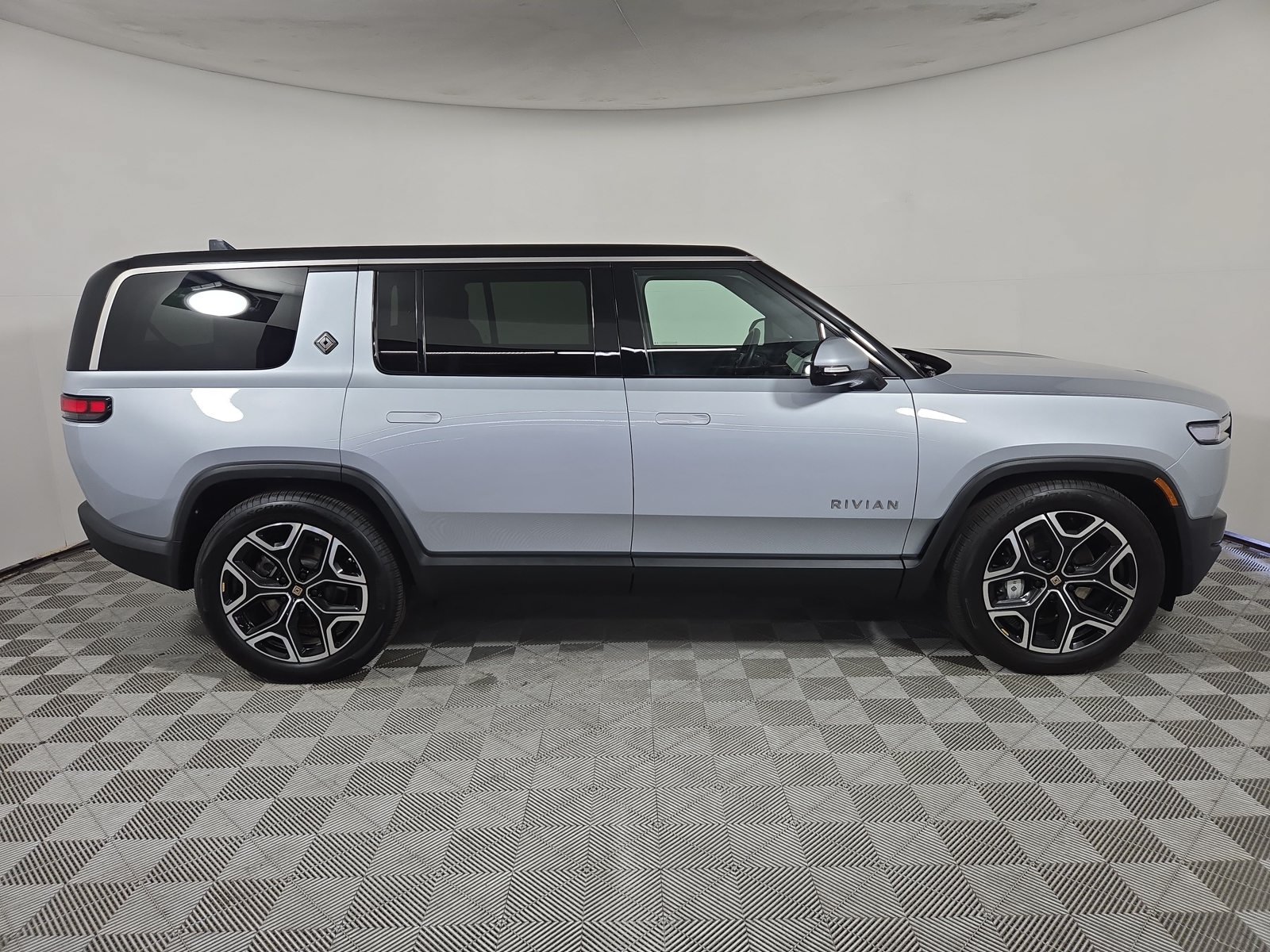 Used 2025 Rivian R1S Adventure Dual AWD/4WD image 6