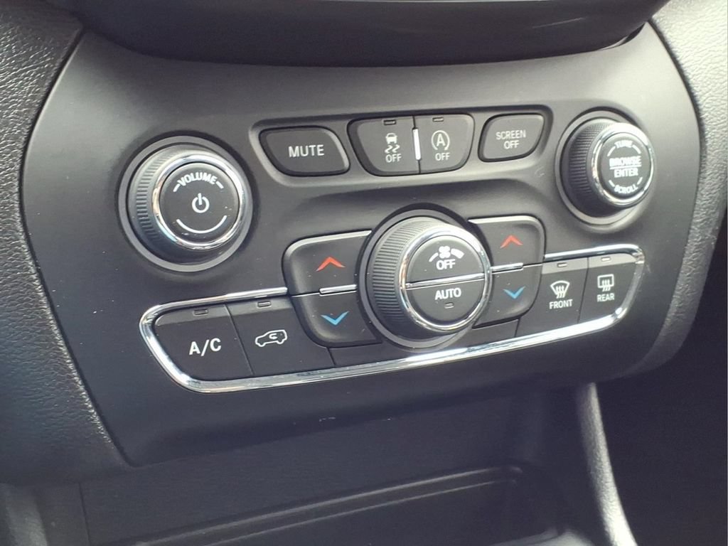 Used 2019 Jeep Cherokee Trailhawk w/ Cold Weather Group AWD/4WD image 13