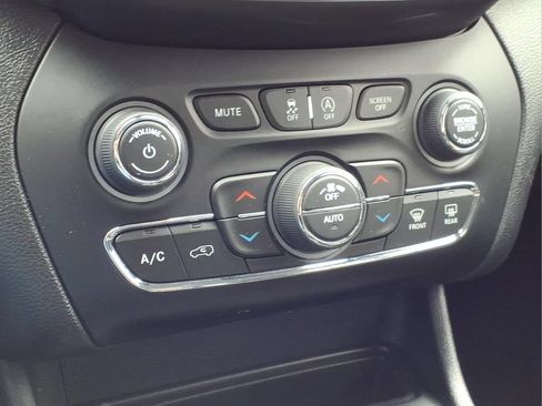 Used 2019 Jeep Cherokee Trailhawk w/ Cold Weather Group AWD/4WD image 13