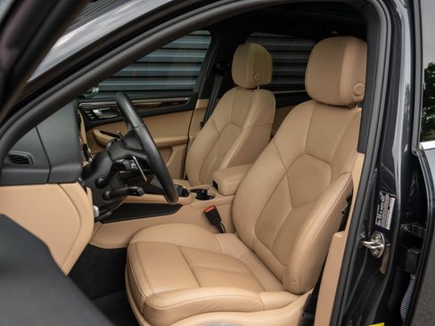 Certified 2023 Porsche Macan AWD/4WD image 5
