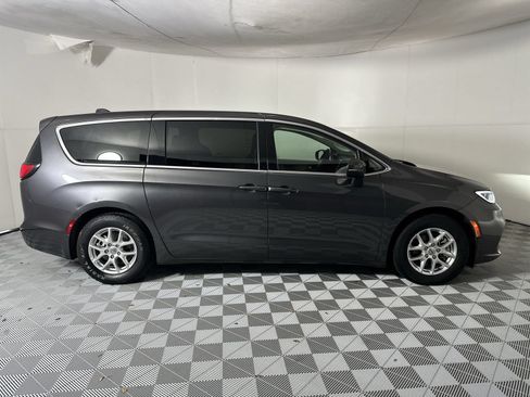 Used 2023 Chrysler Pacifica Touring-L FWD image 9