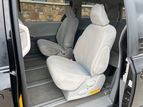 Used 2012 Toyota Sienna LE w/ Towing Pkg AWD/4WD image 15