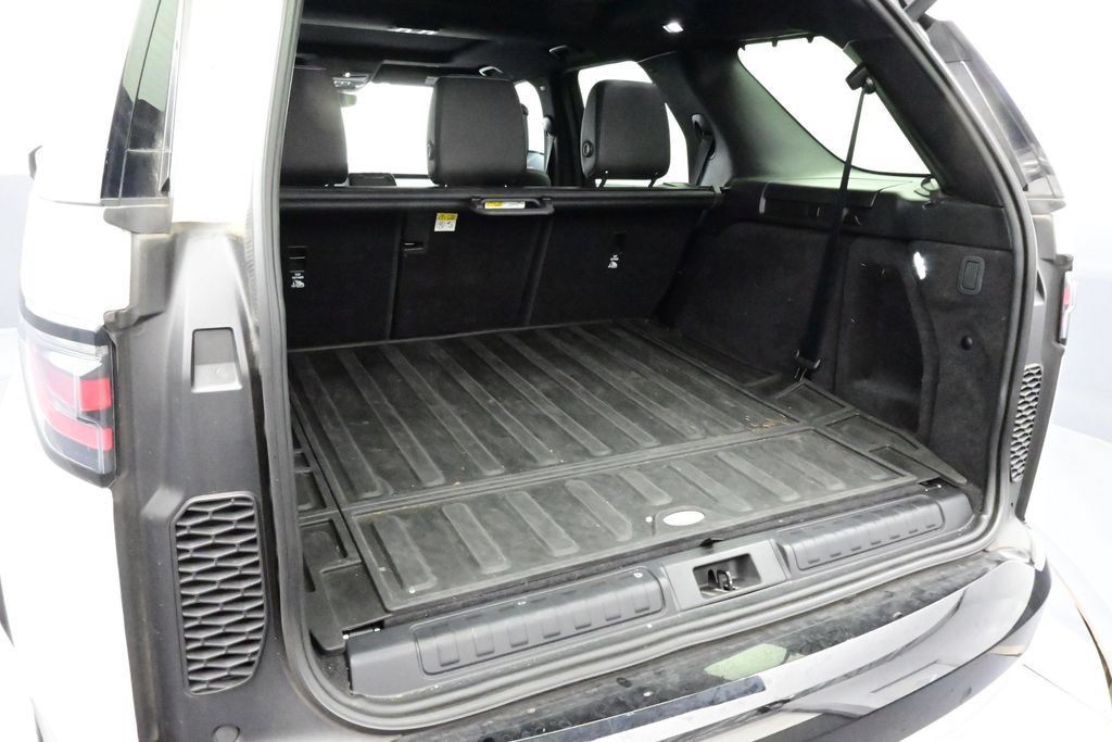 Used 2024 Land Rover Discovery Dynamic SE AWD/4WD image 14