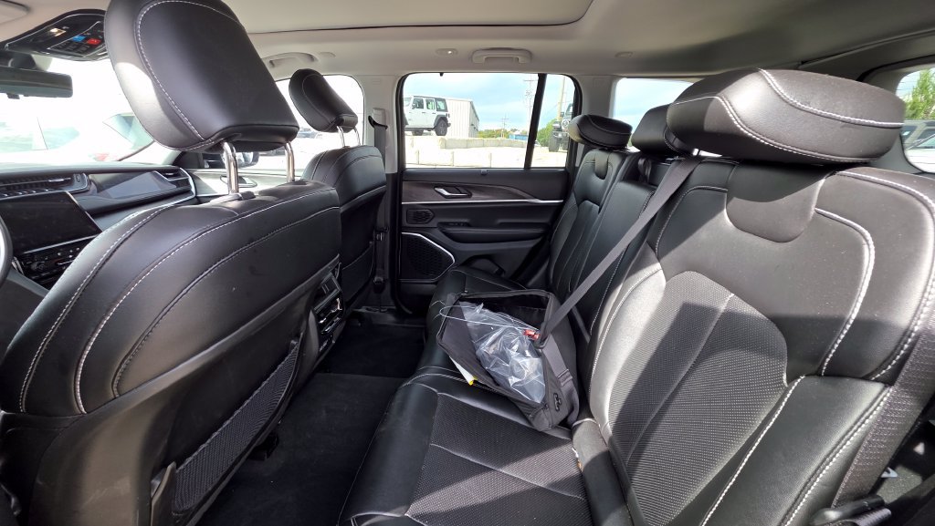 Used 2023 Jeep Grand Cherokee 4WD 4xe w/ Luxury Tech Group II image 13