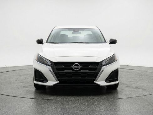 Used 2025 Nissan Altima 2.5 SV image 2