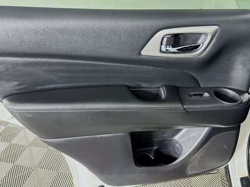 Used 2020 Nissan Pathfinder S AWD/4WD image 24