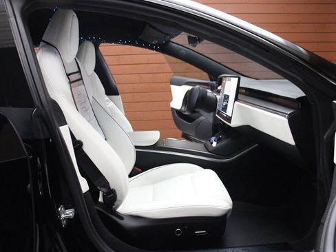 Used 2022 Tesla Model S Plaid image 7