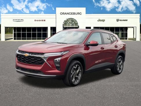 Used 2025 Chevrolet Trax LT FWD image 3