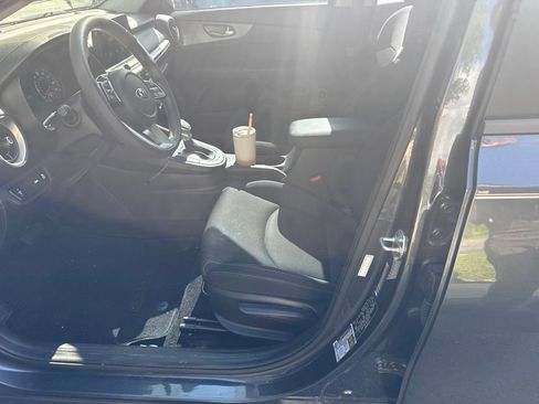 Used 2021 Kia Forte LXS FWD image 5