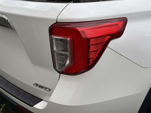 Used 2022 Ford Explorer XLT w/ Equipment Group 202A image 7