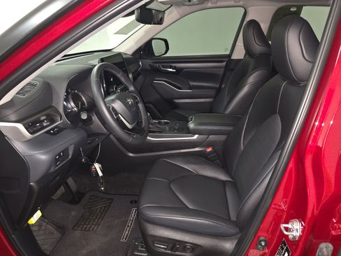 Used 2025 Toyota Highlander XLE image 7