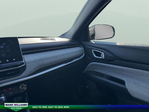 Used 2023 Jeep Compass Latitude image 15