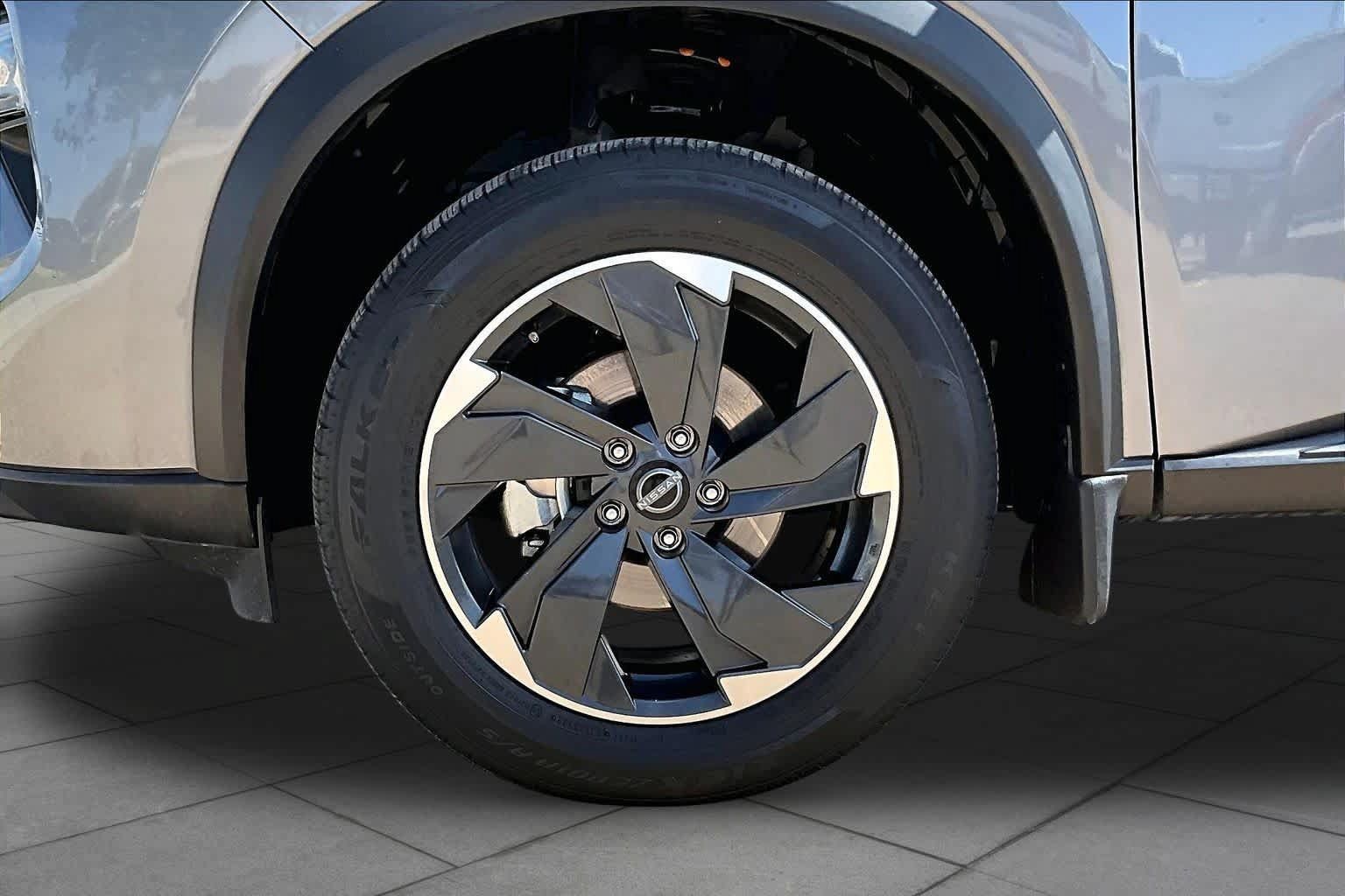 Used 2024 Nissan Rogue SV FWD image 11