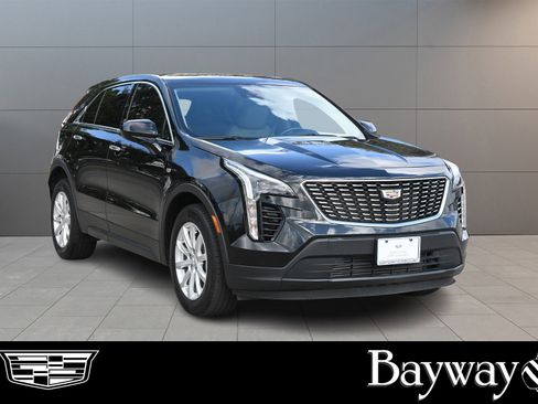 Certified 2023 Cadillac XT4 Luxury w/ Cold Weather Package image 3