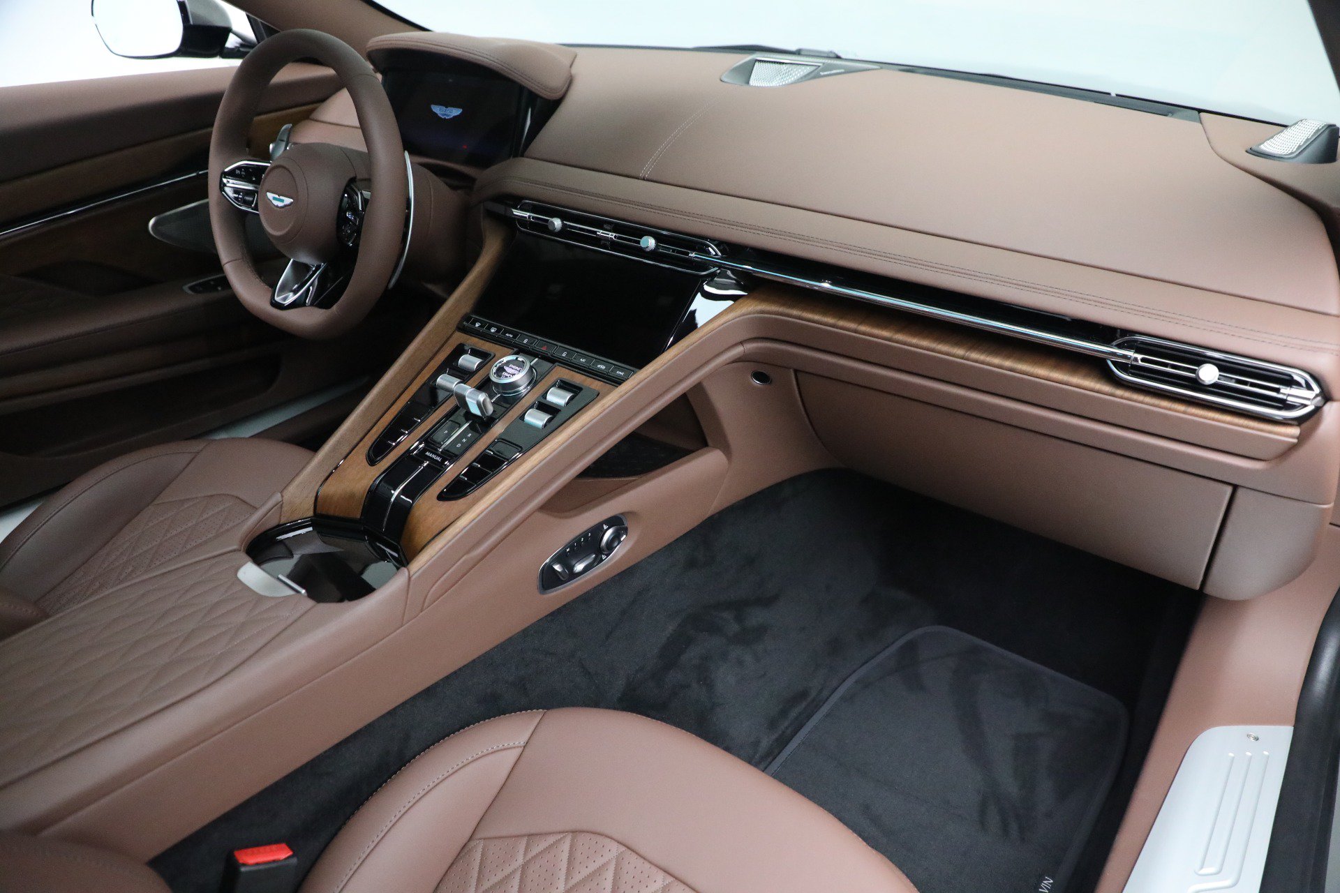 Used 2025 Aston Martin DB12 Coupe RWD image 24