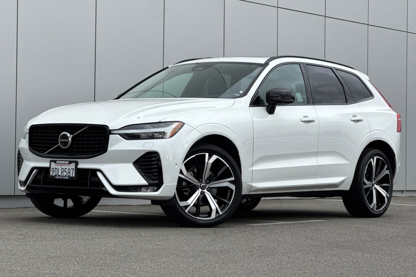 Used 2023 Volvo XC60 B5 Ultimate w/ Climate Package FWD image 1