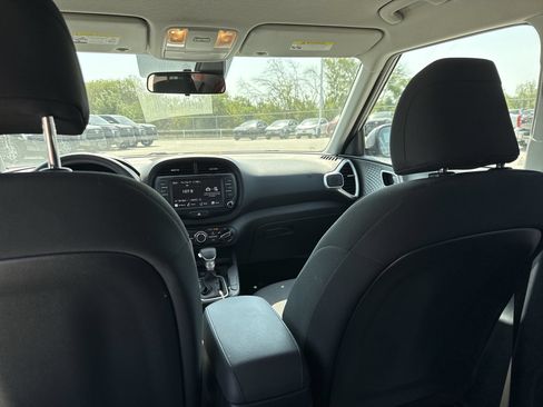 Used 2025 Kia Soul LX w/ LX Technology Package FWD image 22
