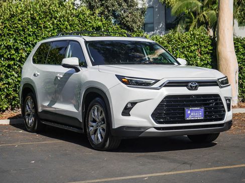 Used 2024 Toyota Grand Highlander AWD image 3