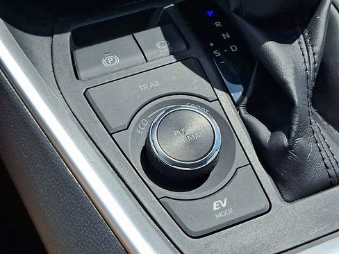 Used 2022 Toyota RAV4 SE image 29