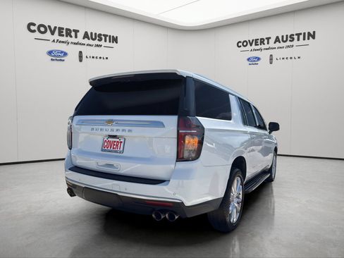Used 2023 Chevrolet Suburban High Country RWD image 3