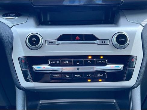 Used 2022 Ford Explorer XLT w/ Equipment Group 202A AWD/4WD image 17