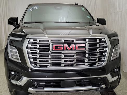 Certified 2025 GMC Yukon Denali w/ Denali Reserve Package AWD/4WD image 3