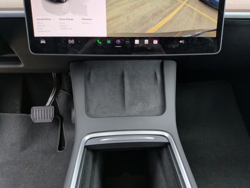 Used 2024 Tesla Model Y 2WD image 28