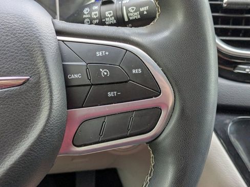 Used 2022 Chrysler Voyager LX FWD image 5