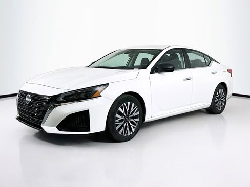 Used 2025 Nissan Altima 2.5 SV image 3
