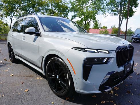 Used 2023 BMW X7 xDrive40i w/ M Sport Package AWD/4WD image 5