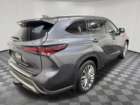 Used 2024 Toyota Highlander Platinum AWD/4WD image 7