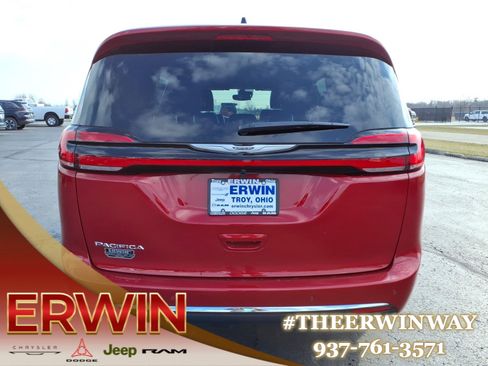 New 2026 Chrysler Pacifica Select image 4