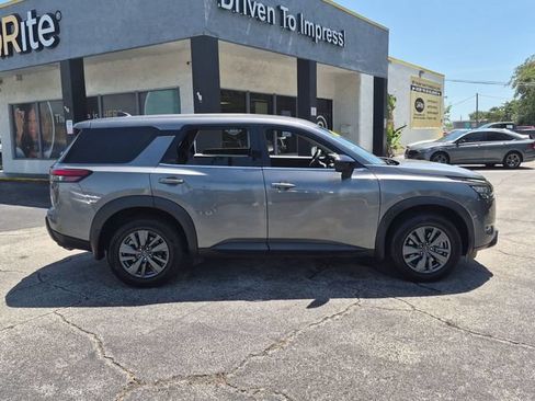 Used 2024 Nissan Pathfinder S FWD image 4
