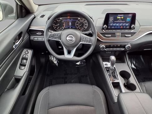 Used 2025 Nissan Altima 2.5 SV FWD image 4