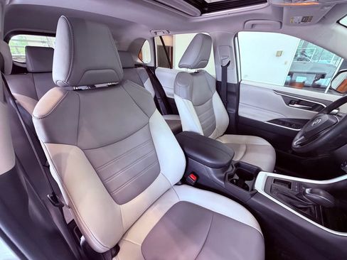 Used 2019 Toyota RAV4 XLE Premium FWD image 11
