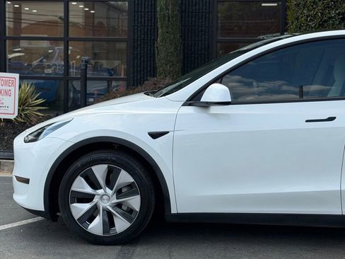 Used 2022 Tesla Model Y Long Range image 10