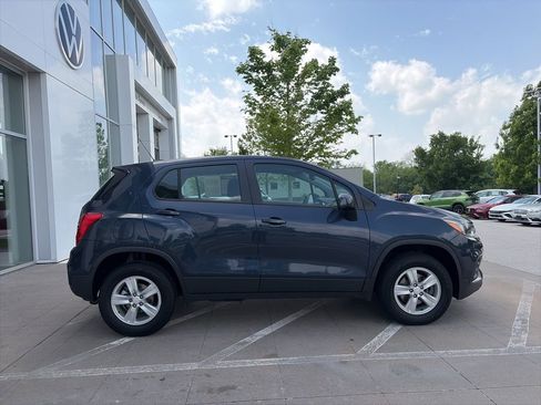 Used 2018 Chevrolet Trax LS w/ LPO, Cargo Package AWD/4WD image 9