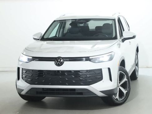 Used 2026 Volkswagen Tiguan SE AWD/4WD image 3