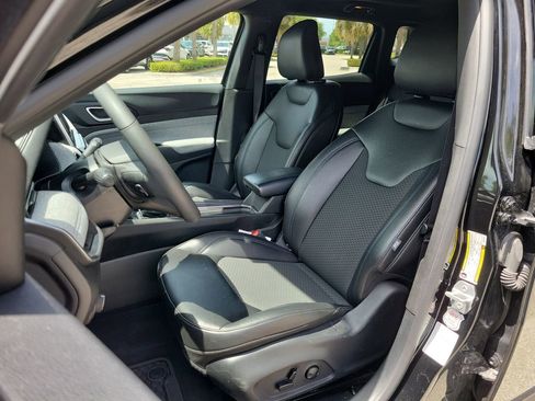 Used 2025 Jeep Compass Latitude w/ Sun & Sound Group AWD/4WD image 17