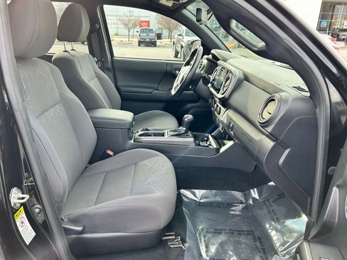 Used 2017 Toyota Tacoma TRD Off-Road w/ Premium & Technology Package image 28