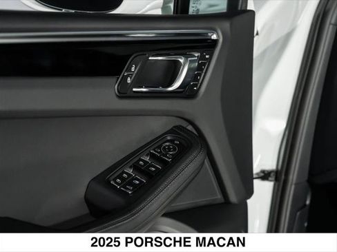 Used 2025 Porsche Macan AWD/4WD image 24