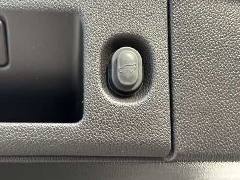 Used 2019 Cadillac Escalade Premium Luxury image 11